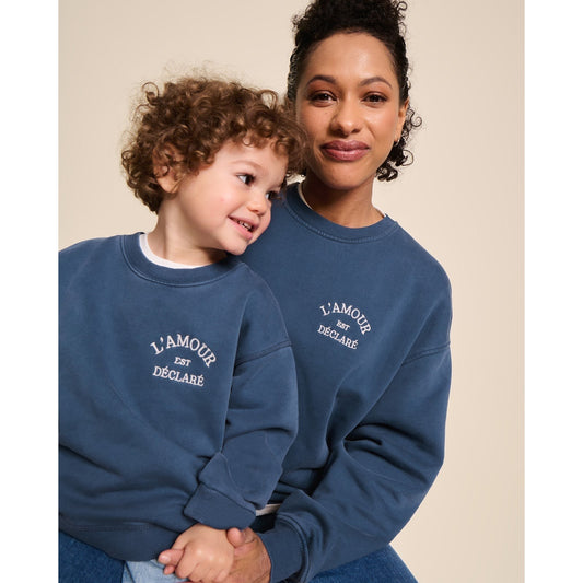 Le sweat L'amour est déclaré enfant - garment dye bleu