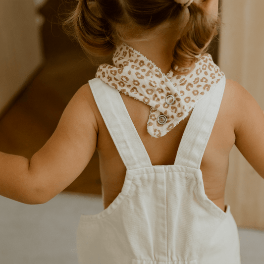 Bavoir bandana en gaze de coton léopard