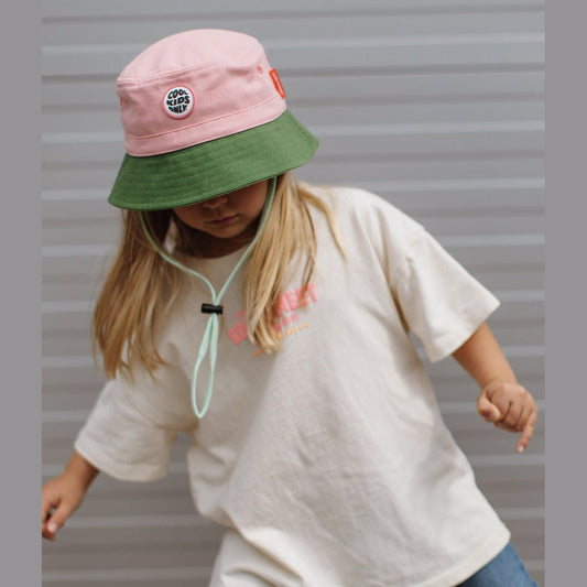 Bob en coton biologique Mini Pinky avec cordon ajustable pour bébés et enfants