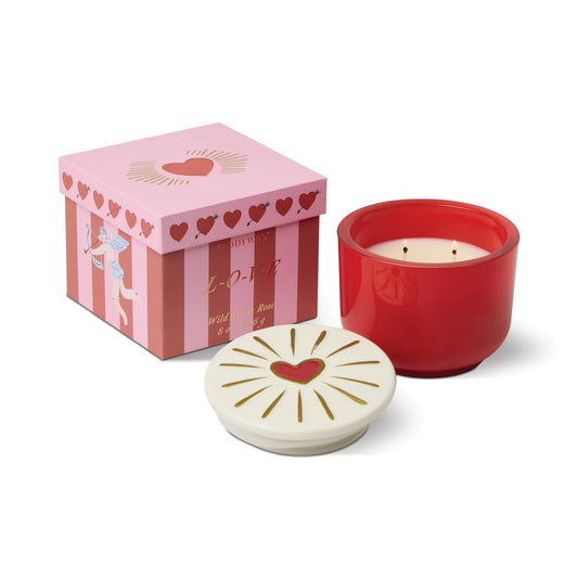 Bougie Charmed en verre rouge avec couvercle cœur en céramique – Parfum Figue Sauvage & Rose – 226 g