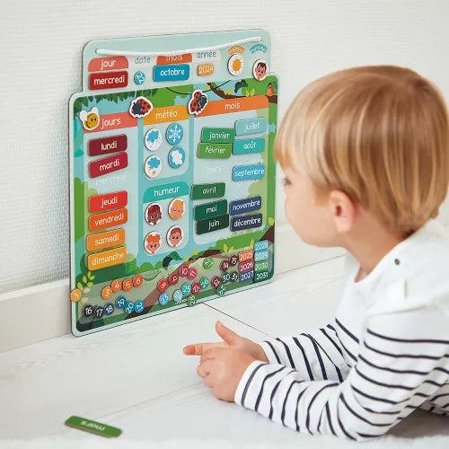 Enfant apprend avec calendrier magnétique Janod nature pour enfants dès 3 ans
