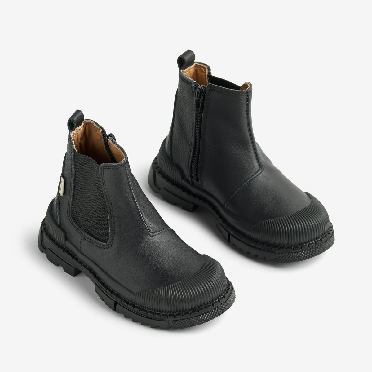 Black children's Chelsea boots with elastic panels and nylon zipper
