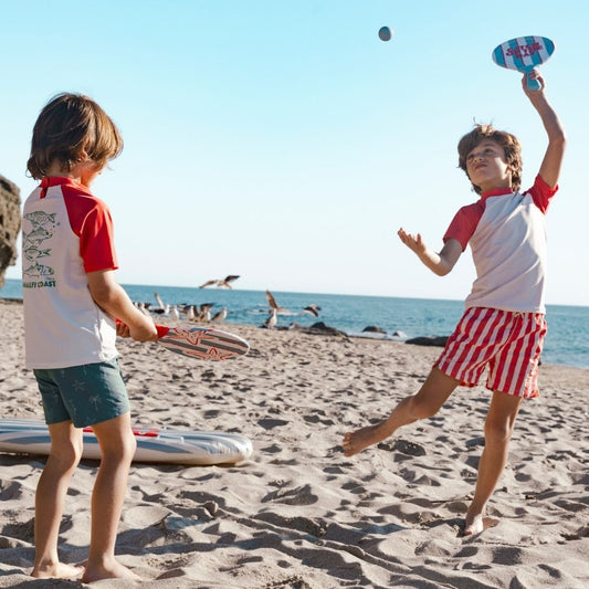Ensemble de beach tennis multicolore pour des journées de jeu en famille