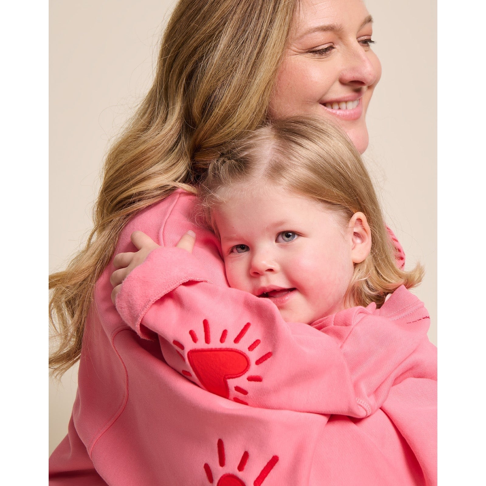 Le sweat Coeur solaire enfant avec coudières en coton bio - rose