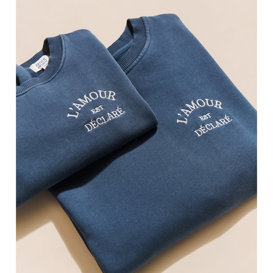 Le sweat L'amour est déclaré enfant - garment dye bleu