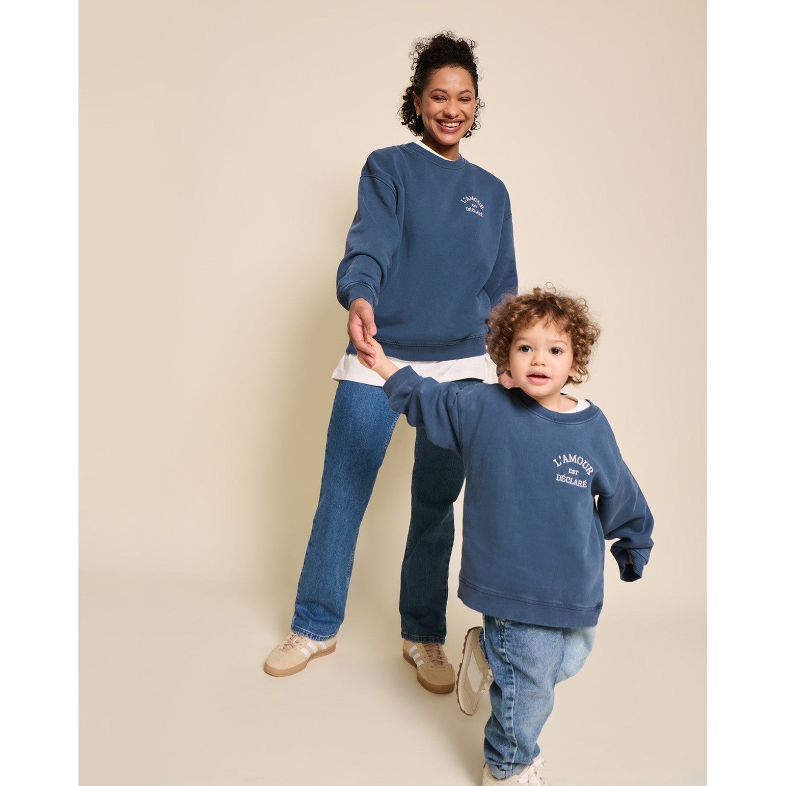 Le sweat L'amour est déclaré enfant - garment dye bleu
