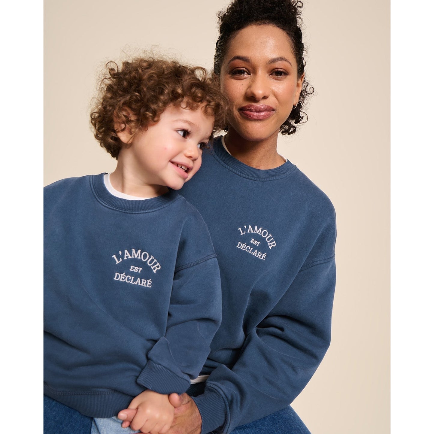 Le sweat L'amour est déclaré femme - garment dye bleu