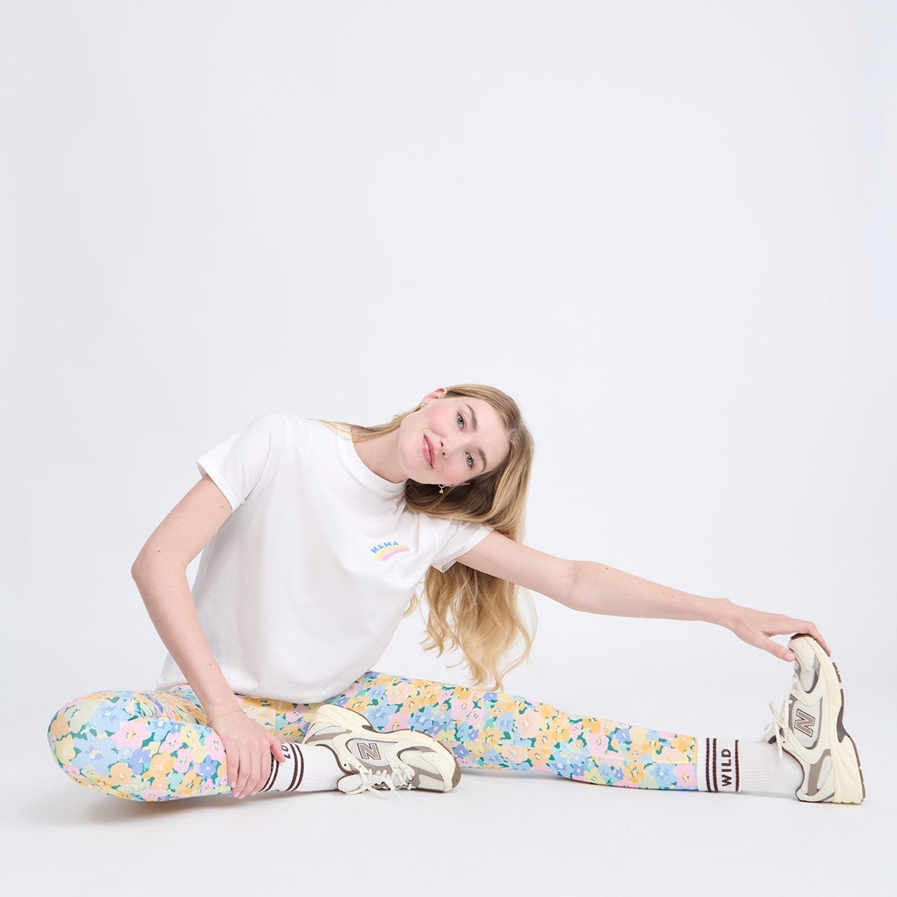 Le t-shirt Mama rainbow en coton bio - blanc