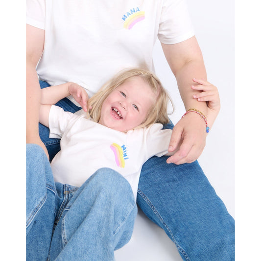 Le t-shirt Mama rainbow en coton bio - blanc