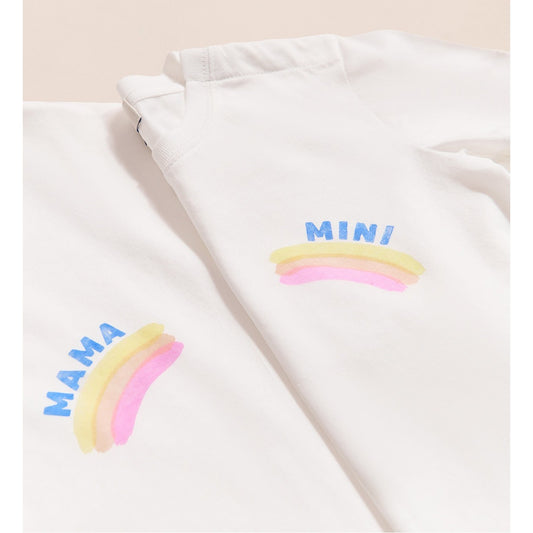 Le t-shirt Mama rainbow en coton bio - blanc