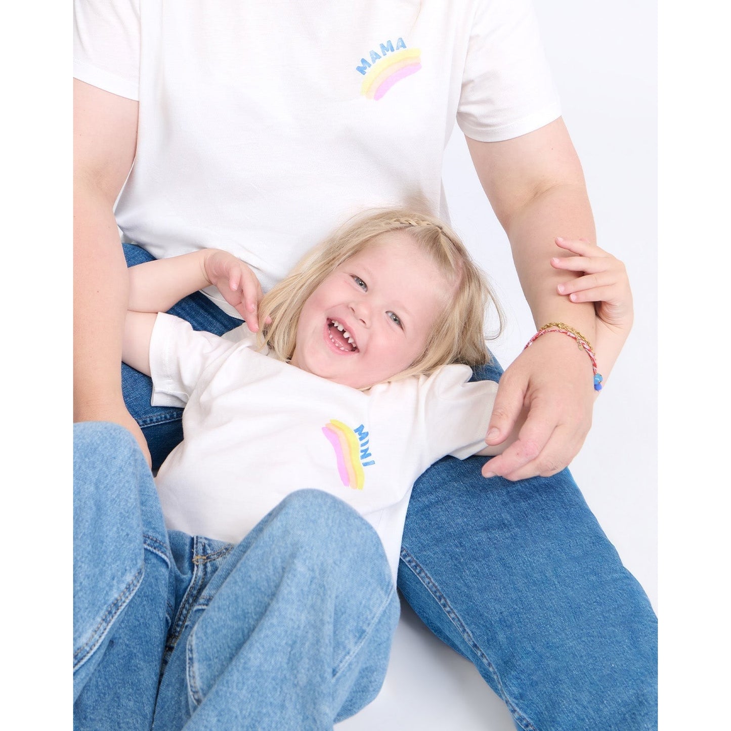 Le t-shirt Mini rainbow en coton bio - blanc