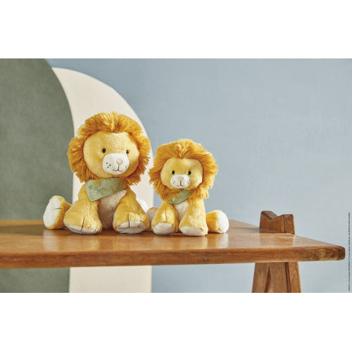 Two sizes of KALOO Nougat yellow plush lions on wooden surface