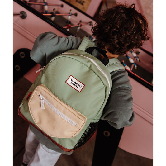 Three-quarter rear view of child wearing green Mini Pistache backpack