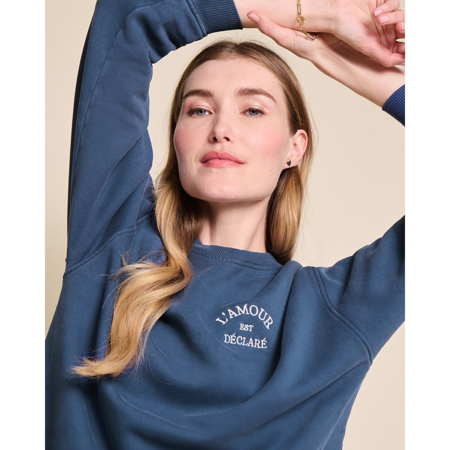 Le sweat L'amour est déclaré femme - garment dye bleu
