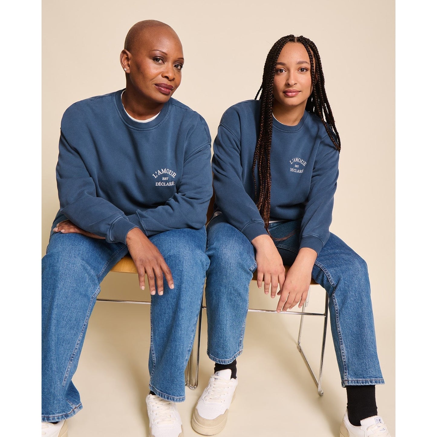 Le sweat L'amour est déclaré femme - garment dye bleu