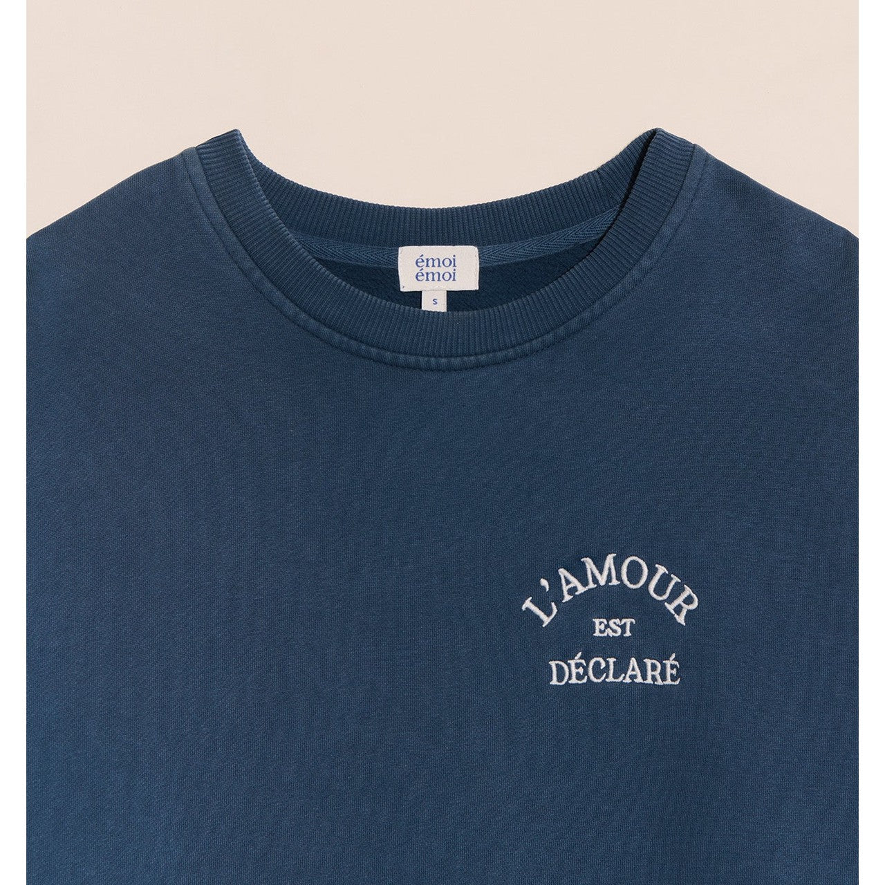 Le sweat L'amour est déclaré femme - garment dye bleu