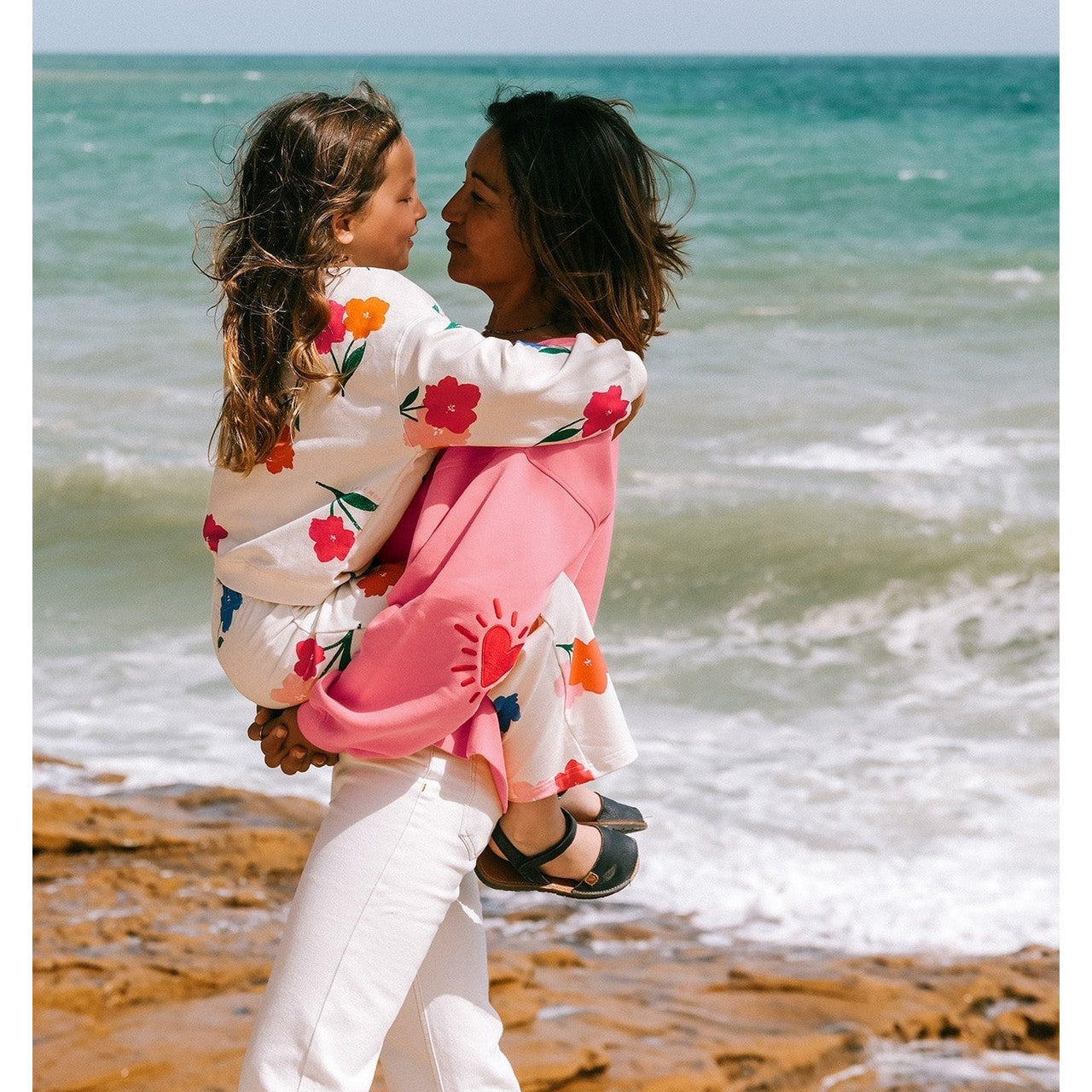 Le sweat Coeur solaire femme avec coudières en coton bio - rose