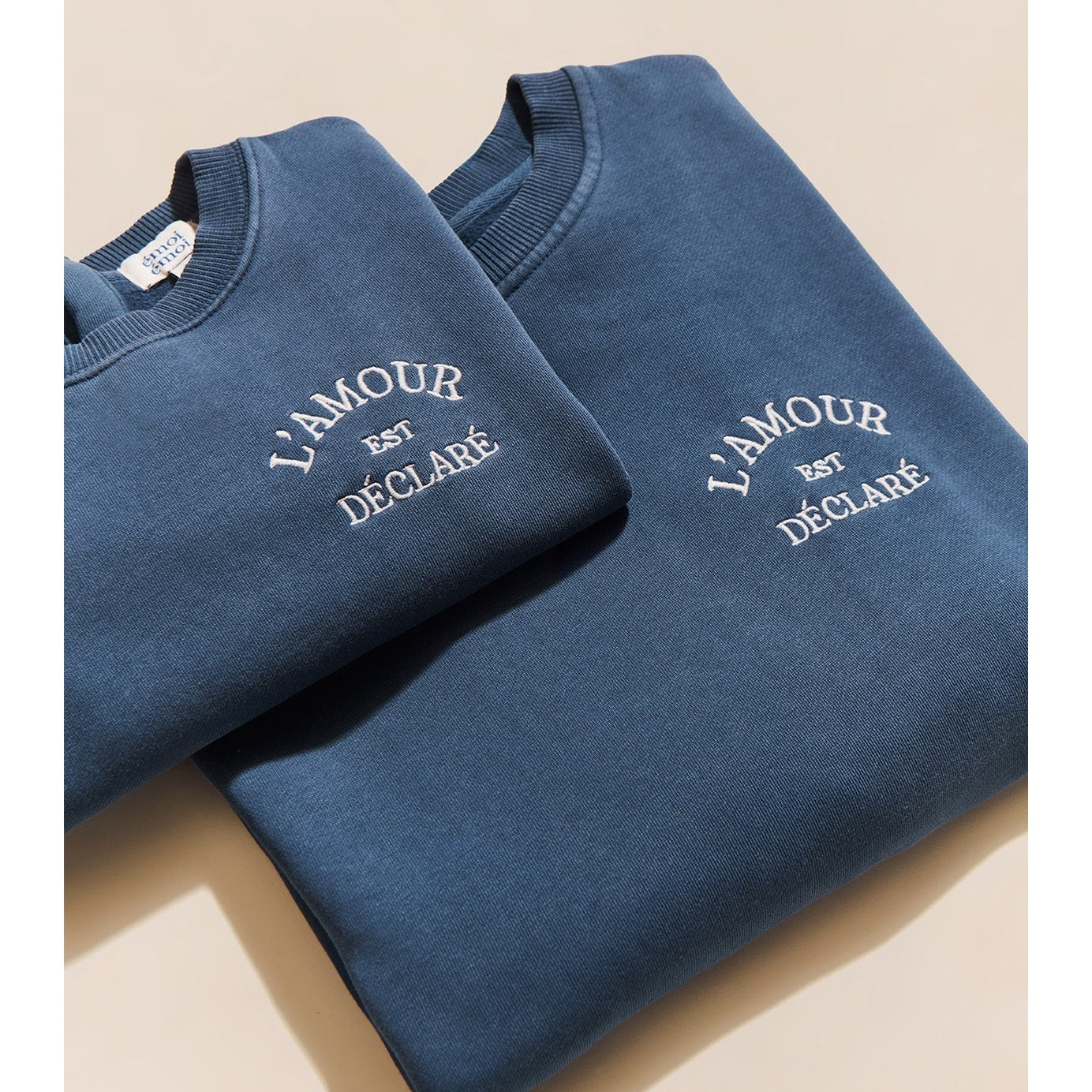 Le sweat L'amour est déclaré enfant - garment dye bleu