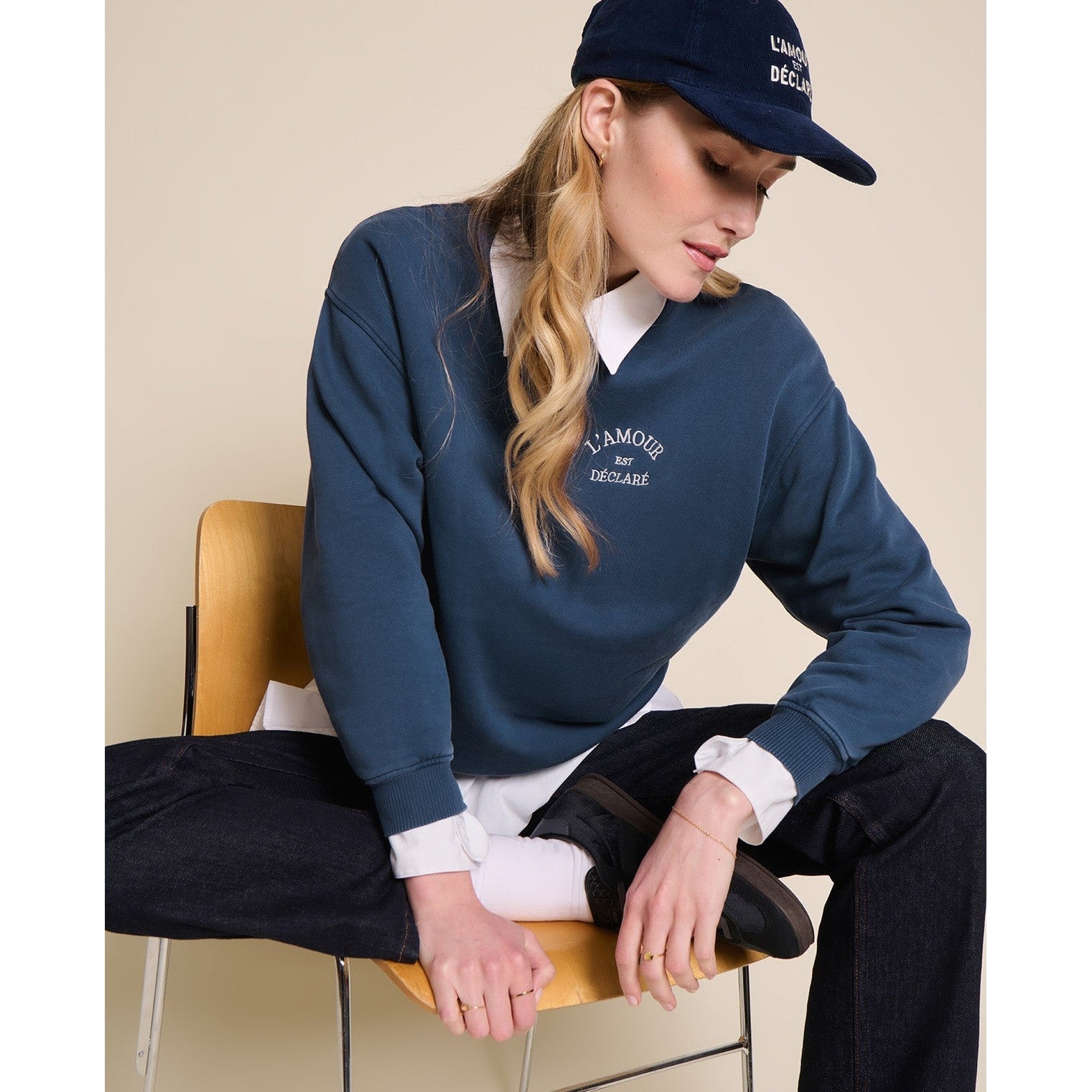 Le sweat L'amour est déclaré femme - garment dye bleu