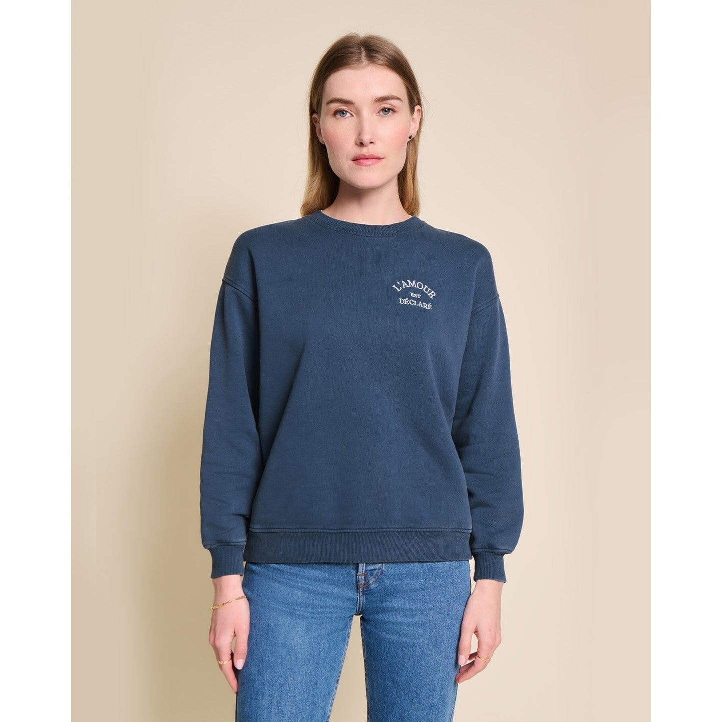 Le sweat L'amour est déclaré femme - garment dye bleu