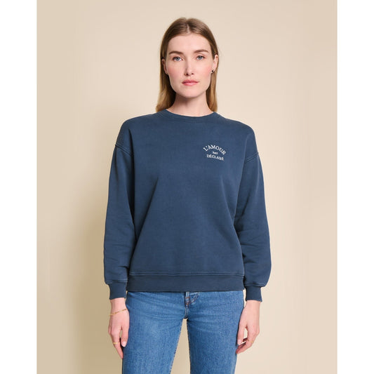 Le sweat L'amour est déclaré femme - garment dye bleu